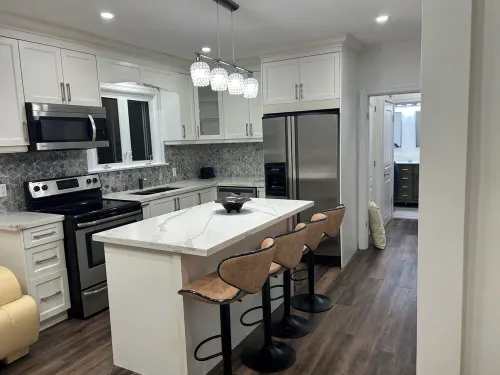 A little 5 Stars Living in Oshawa just second to 401, minute to Oshawa Mall.