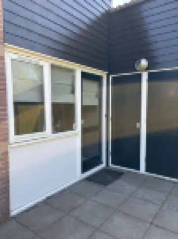 Renovated, detached and cozy vacation home with fenced garden!