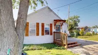 Waterfront 3 Bedroom Cottage w/Sunsets over Sandusky Bay