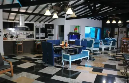 20 minutes from the city! Family-sized Farmhouse with pool & sauna!