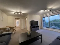 Spacious 2-Bedroom Flat Near Surbiton Station Hotel a Surbiton