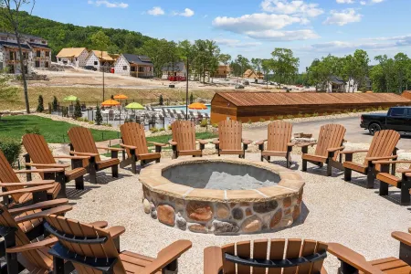 Cozy Lakeside Cabin, Close to Hollister: Outdoor/Indoor Pool, Hot Tub on Deck!