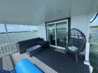 Charming house boat with 2 bedrooms and WiFi, AC in wonderful Islamorada