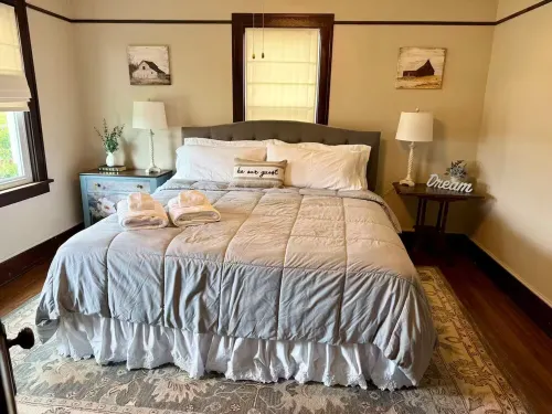 Charming 3-bedroom farmhouse with AC, WiFi in quaint Austinburg