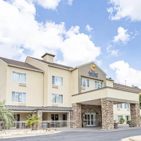 Comfort Inn & Suites Montgomery East Carmichael Rd Отели рядом с достопримечательностью «Университет Фолкнер»