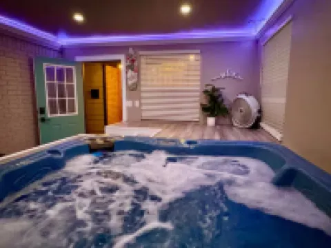 Charming 2-bedroom house with indoor hot tub and spa! Free EV Charger!