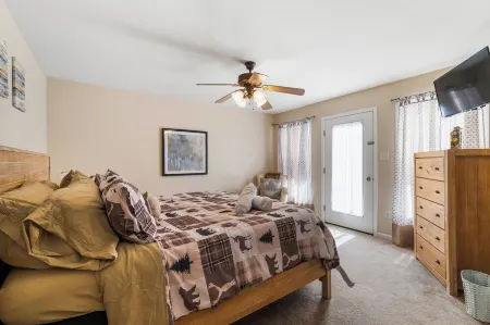 Spacious 4-bedroom 4-bathroom house with WiFi, AC in peaceful Lake Ariel