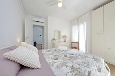 Cozy apartment 100 m. from FS station and 200 m. from sea and center. Hotels near Sicily-Rome American Cemetery and Memorial