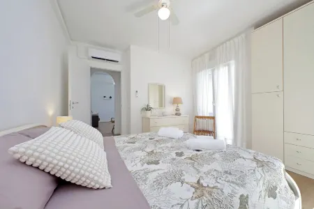 Cozy apartment 100 m. from FS station and 200 m. from sea and center. Отели рядом с достопримечательностью «Anzio beach»