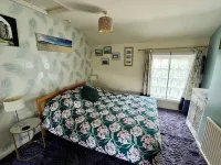 Overlooking the River Severn its path/cycle route with outside seating & dining.