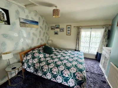 Overlooking the River Severn its path/cycle route with outside seating & dining. Hotels near River Severn