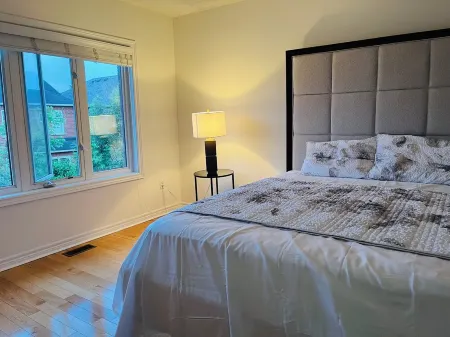 Cozy house for a young family. Live in the Heart of It All! Отели рядом с достопримечательностью «Aurora»