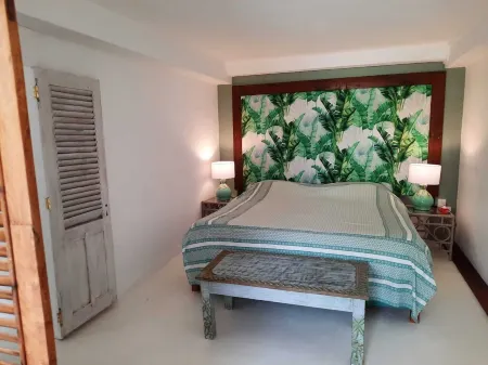 Adorable and spacious independent studio on garden level with patio. Отели рядом с достопримечательностью «Касела Уорлд оф Адвенчерс»