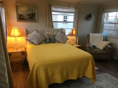 BEST DEAL – ONE BLOCK TO THE BEACH! SO CLOSE YOU CAN HEAR THE WAVES! Отели в г. Ормонд-Бай-Те-Си