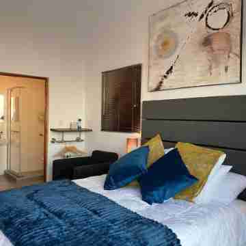 RELAX,REVIVE & RESET and Enjoy the Sounds of the Sea! Rooms