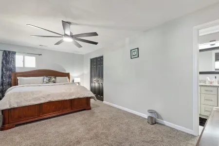 Charming 4-bedroom bungalow with AC and WiFi in Hampton, with washer and dryer.