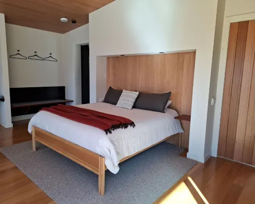 Waterfront Luxury Farm Studio situated on the Gippsland Lakes, Victoria. Hotels in Forge Creek