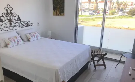 Luxury apartment facing the sea like on a boat! 2/4 people Отели в г. Сари-Соленцара