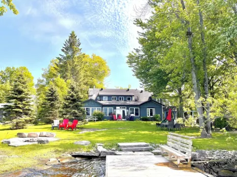 Stunning 4 Season Family Friendly Lake House with Hot Tub