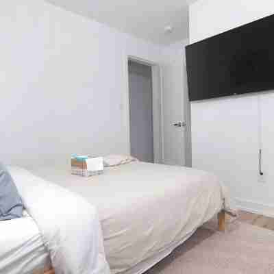 Luxury Modern Townhouse Six Minutes to the Falls Rooms
