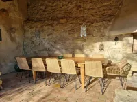 Magnificent Mas Provençal in the southern Luberon Hotels in Lauris