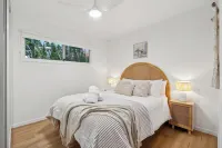 Cockatoo Cottage - Creek Swims, Mount Tamborine & Theme Park Fun! Hotels in Wongawallan