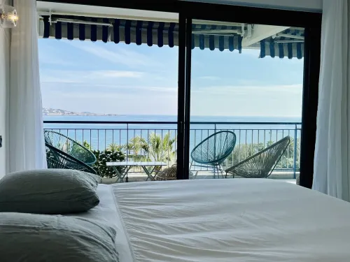 Unique in the region, prestigious 100m2 seafront apartment with enchanting view