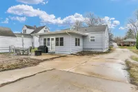 The Charming Home: 3-bedroom house, blocks to downtown Champaign, with WiFi, AC