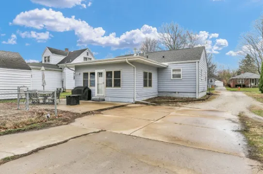 The Charming Home: 3-bedroom house, blocks to downtown Champaign, with WiFi, AC