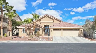 Spacious 5-bedroom house in amazing Las Vegas with fitness room, WiFi 佛洛伊德雷姆州立公園附近的飯店
