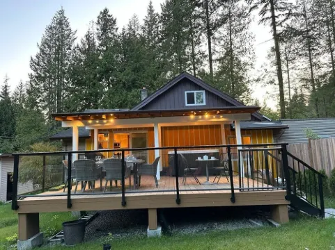 Fun cottage with hot tub, pool table, game room, and a huge deck. Hotels in Roberts Creek