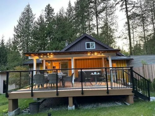 Fun cottage with hot tub, pool table, game room, and a huge deck. فنادق في Roberts Creek