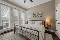 Walk to Magnolia • 2 Minutes to Baylor • Huge Private Balcony • King Beds - 精品