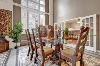 Spacious 4-BR Apt, Fast WiFi in Downtown Memphis. Walk to Convention Center.