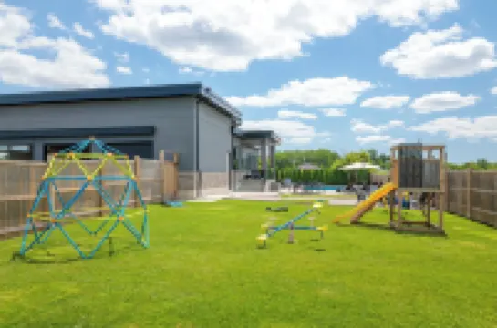 Modern Luxury Retreat | Heated Pool, Theatre & Putting Green