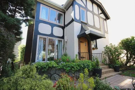 English Bay Hotel Отели рядом с достопримечательностью «UBC Extended Learning»