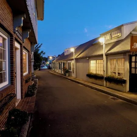 Charming Waterfront Home - Patio - AC - Projector - Kitchen - Shops - Dining
