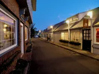 Charming Waterfront Home - Patio - AC - Projector - Kitchen - Shops - Dining