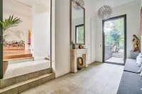 Elegant six-bedroom villa of 350 m2 with garden.