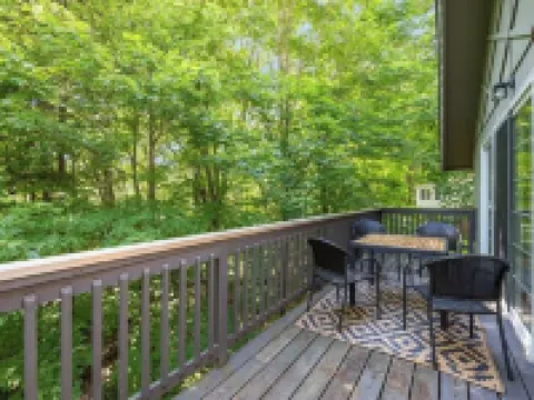 Cozy 3-bedroom chalet in charming Gilford with Hot Tub! Hotels in Gilford