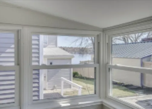 Cottage on the Lake with AC, WiFi, parking - Long term rental, pets OK