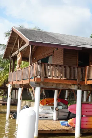 Waterfront 1 Bedroom Boat House, South Shore - Kayak, Snorkel, Dive, Pool, Wi-fi Отели в г. Хосе Сантос Гуардиола