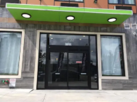 ホテル ザ ヴィラ コート・スクエア駅周辺のホテル