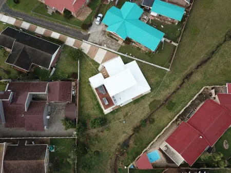 Almost Perfect 4-bedroom house in Jbay. Stunning view & 500m walk to the beach!