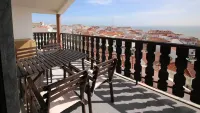 Alto da Pirica 2: Top floor apartment in the center, terrace, sea view & barbecue