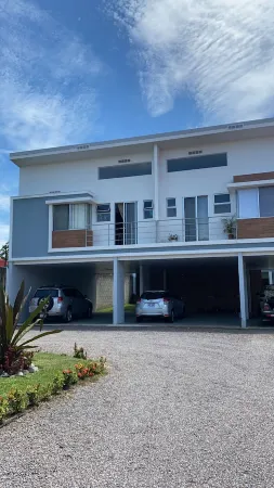 Modern, spacious y and private garden,