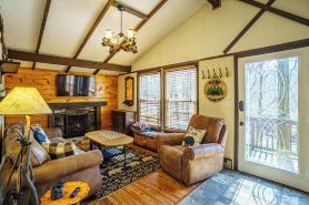 Charming Beech Mountain Chalet – 2BR + Loft - 5 Mins to Ski Slopes & Restaurants
