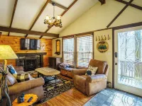 Charming Beech Mountain Chalet – 2BR + Loft - 5 Mins to Ski Slopes & Restaurants Hotels in Beech Mountain