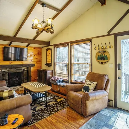 Charming Beech Mountain Chalet – 2BR + Loft - 5 Mins to Ski Slopes & Restaurants