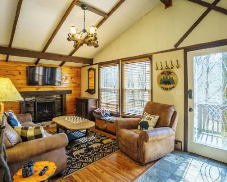 Charming Beech Mountain Chalet – 2BR + Loft - 5 Mins to Ski Slopes & Restaurants Hotels in Beech Mountain